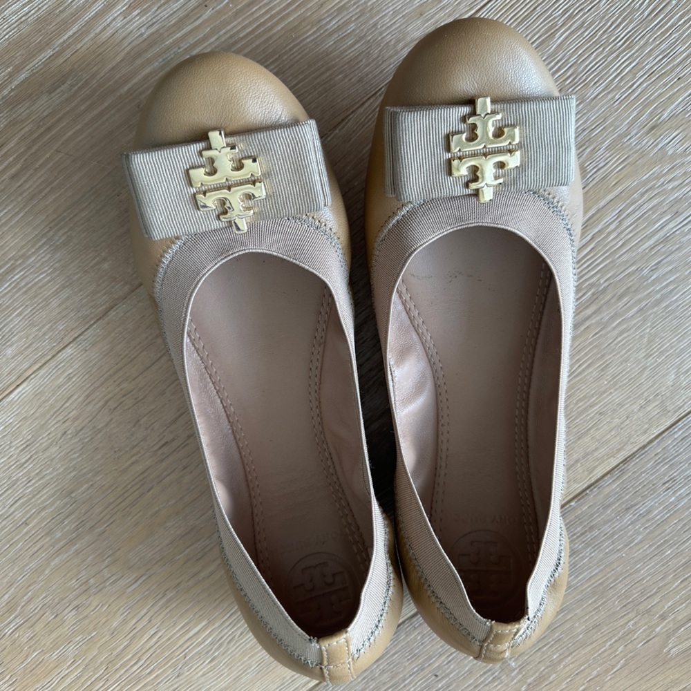 Tory Burch Beige leather ballet flats with bow size 6 1/2 in pristine condition